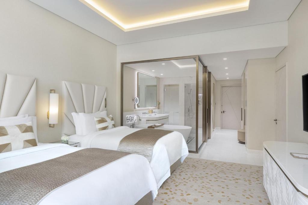 Deluxe Twin Room with City View - Image 4