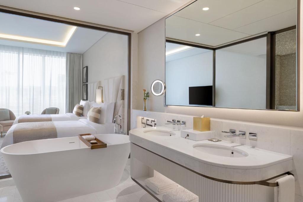 Deluxe Twin Room with City View - Image 5