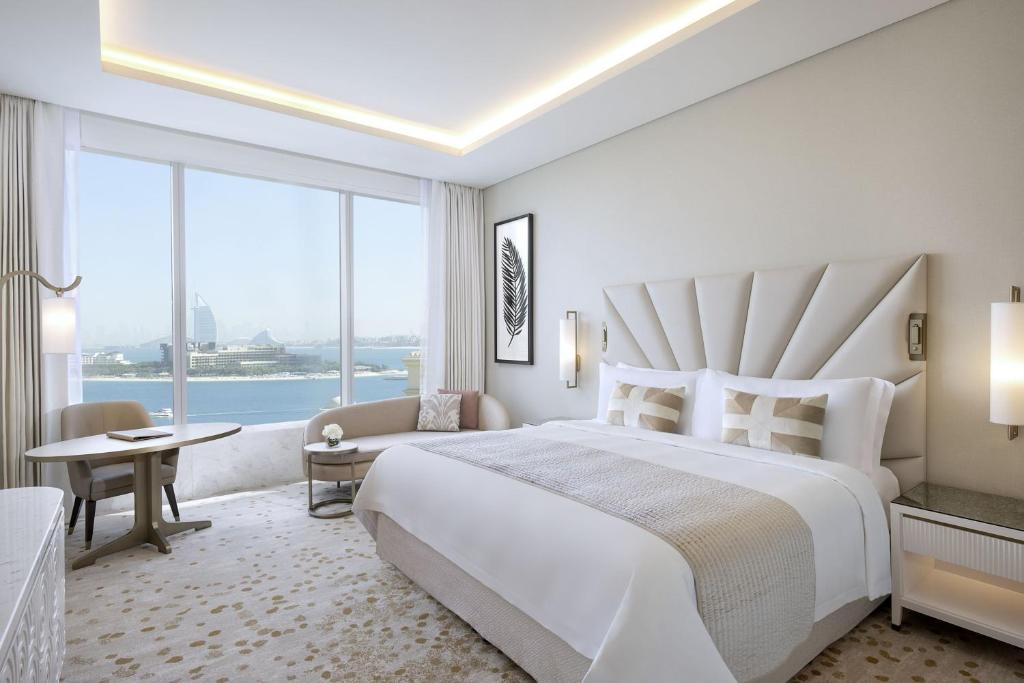 Family Suite with City View - Image 3