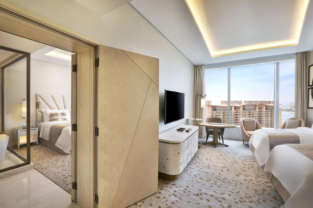 Family Suite with City View - Image 5