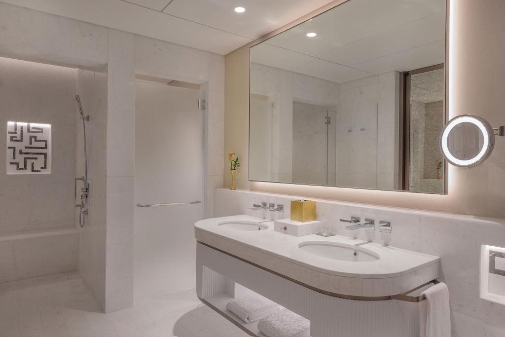 Grand Deluxe King Room with Partial Sea View - Image 1