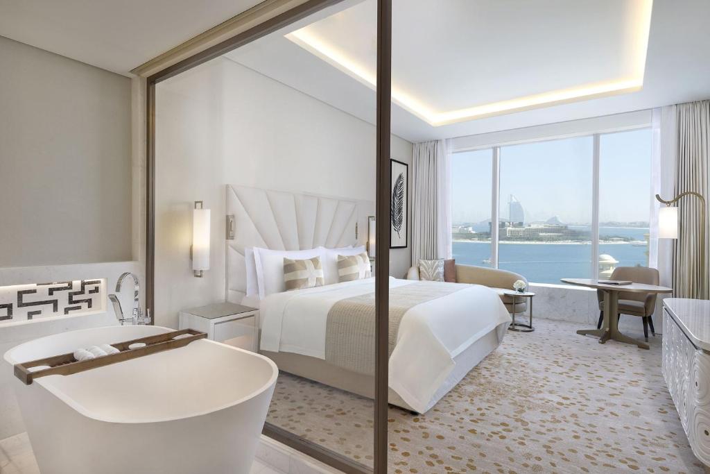 Grand Deluxe King Room with Partial Sea View - Image 3