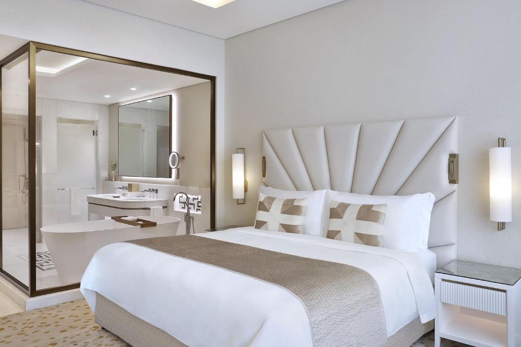Grand Deluxe King Room with Partial Sea View - Image 4