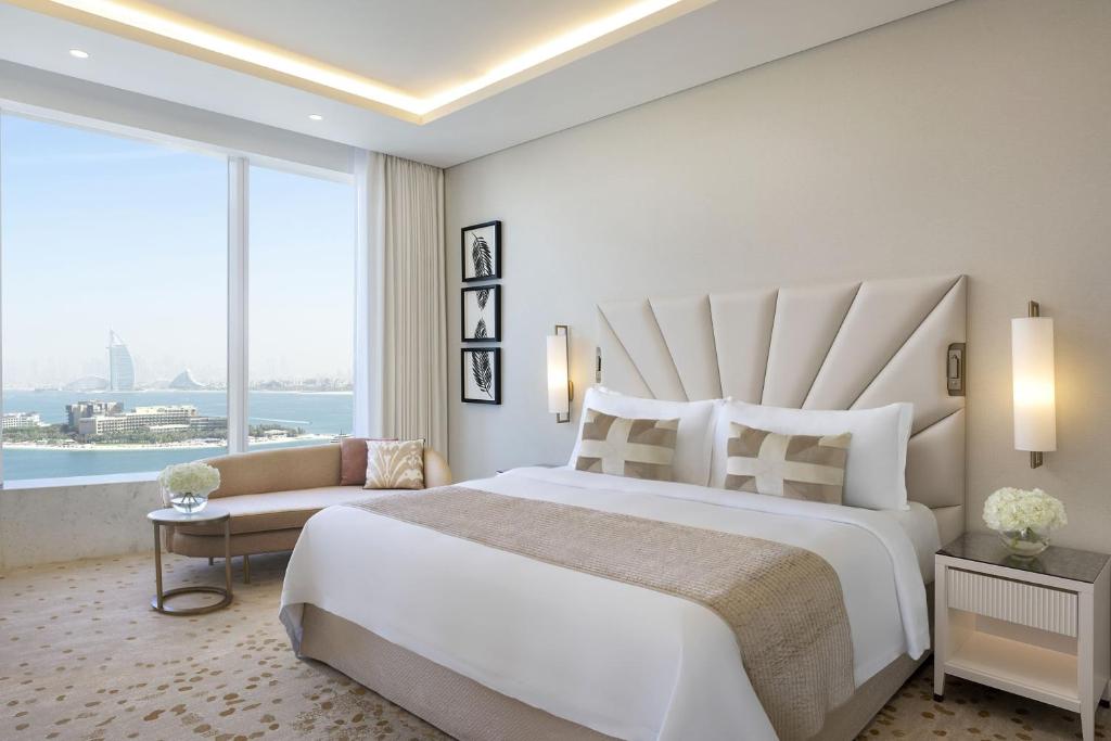 Grand Deluxe Suite with Sea View - Image 2