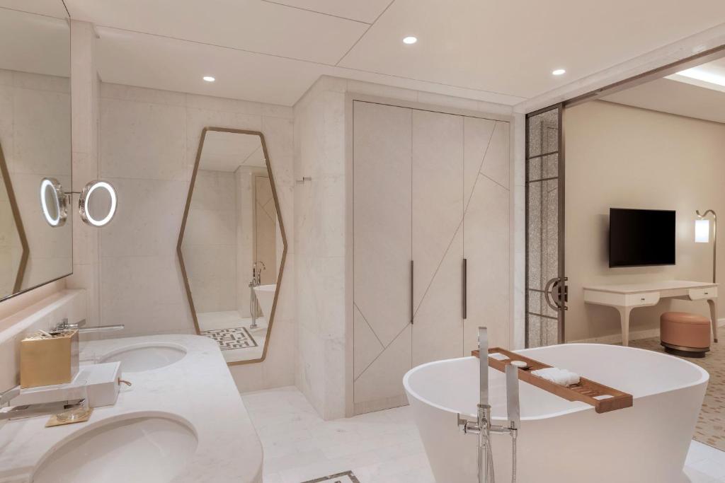 Grand Deluxe Suite with Sea View - Image 4