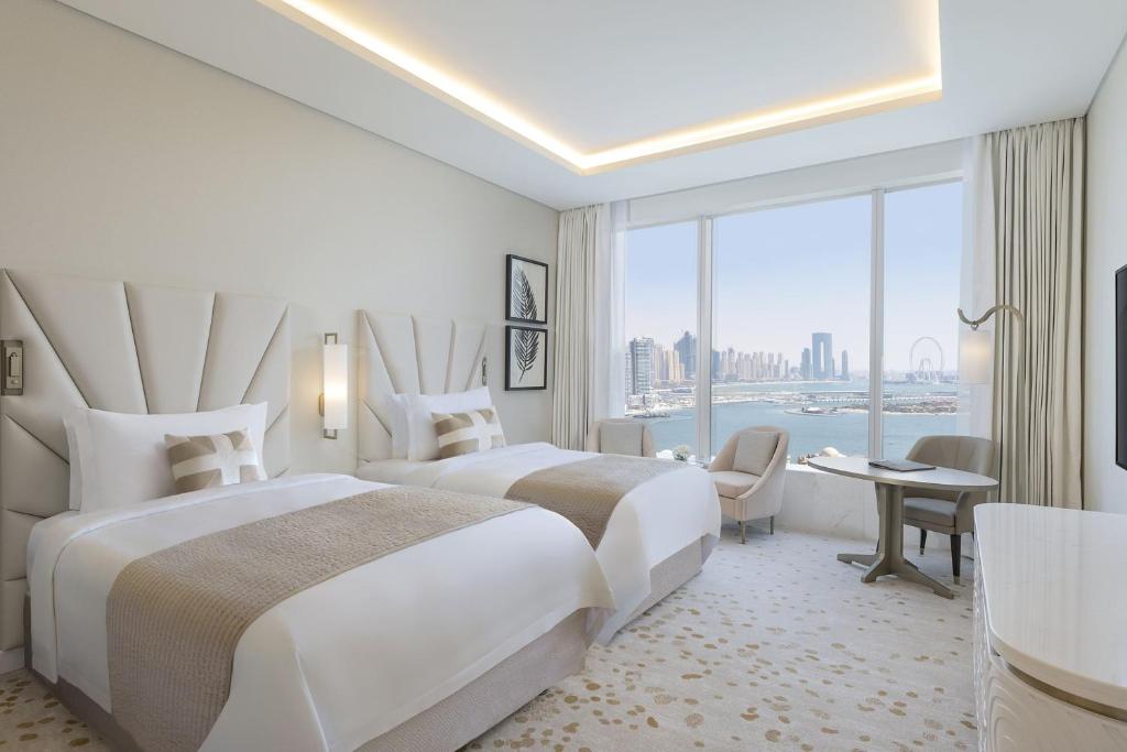 Grand Deluxe Twin Room with Partial Sea View - Image 4