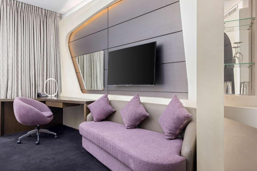Deluxe King Room - Mobility Accessible - Image 2