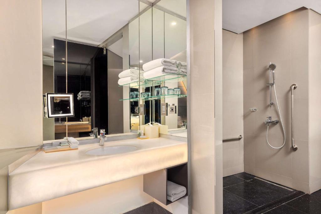 Deluxe King Room - Mobility Accessible - Image 3