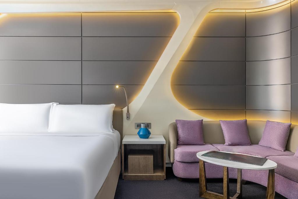 Deluxe King Room - Mobility Accessible - Image 4
