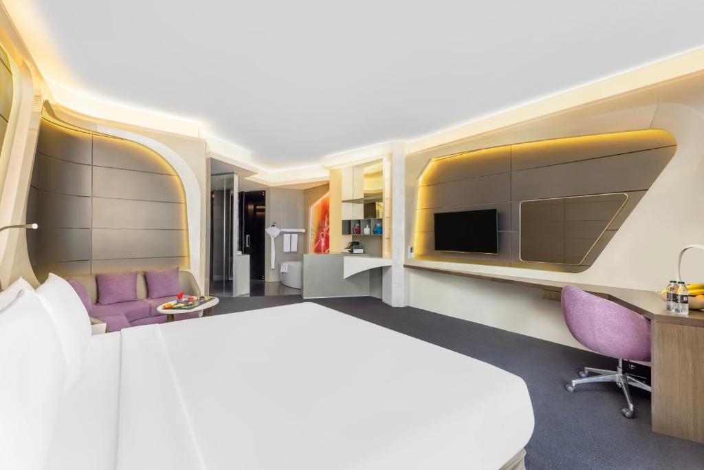 Grand Deluxe King Suite - Image 1