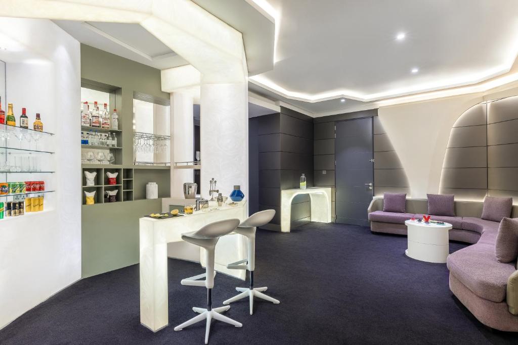 Grand Deluxe King Suite - Image 2