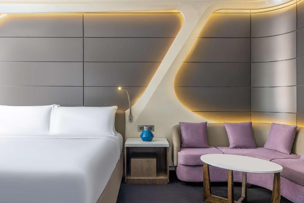 Grand Deluxe King Suite - Image 3