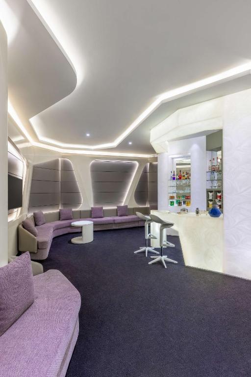 Grand Deluxe King Suite - Image 4