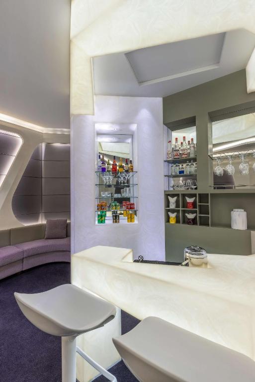 Grand Deluxe King Suite - Image 5