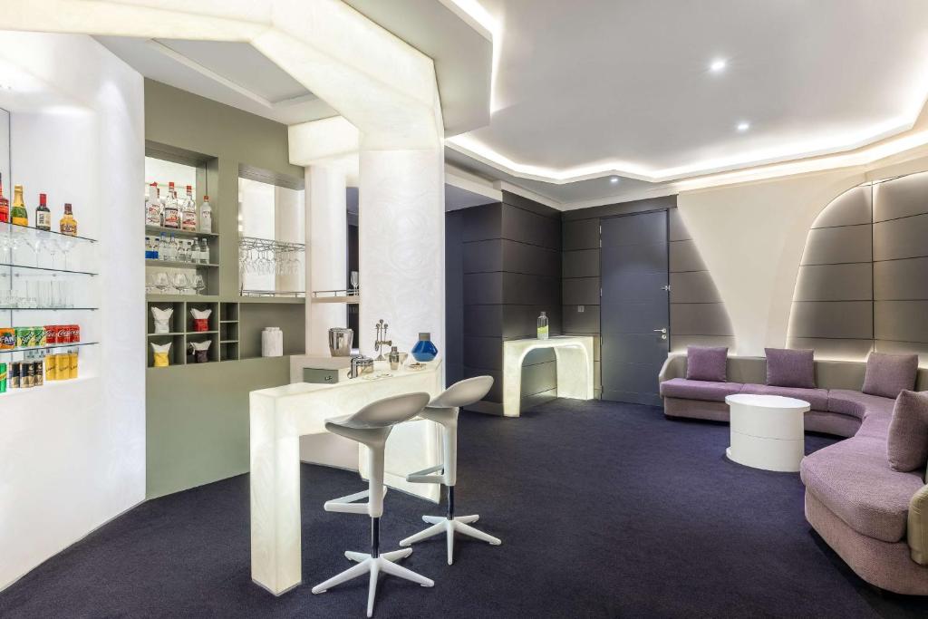 Grand Deluxe King Suite - Image 7