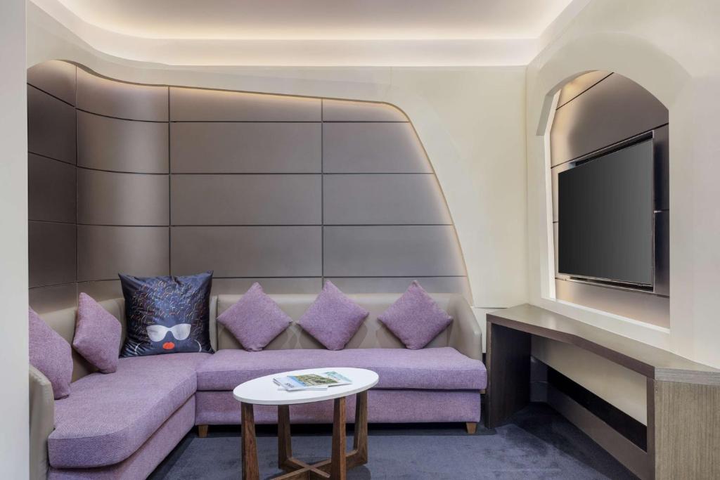 Grand Deluxe King Suite - Image 8