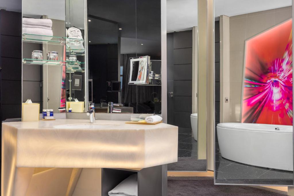 Grand Deluxe King Suite - Image 9