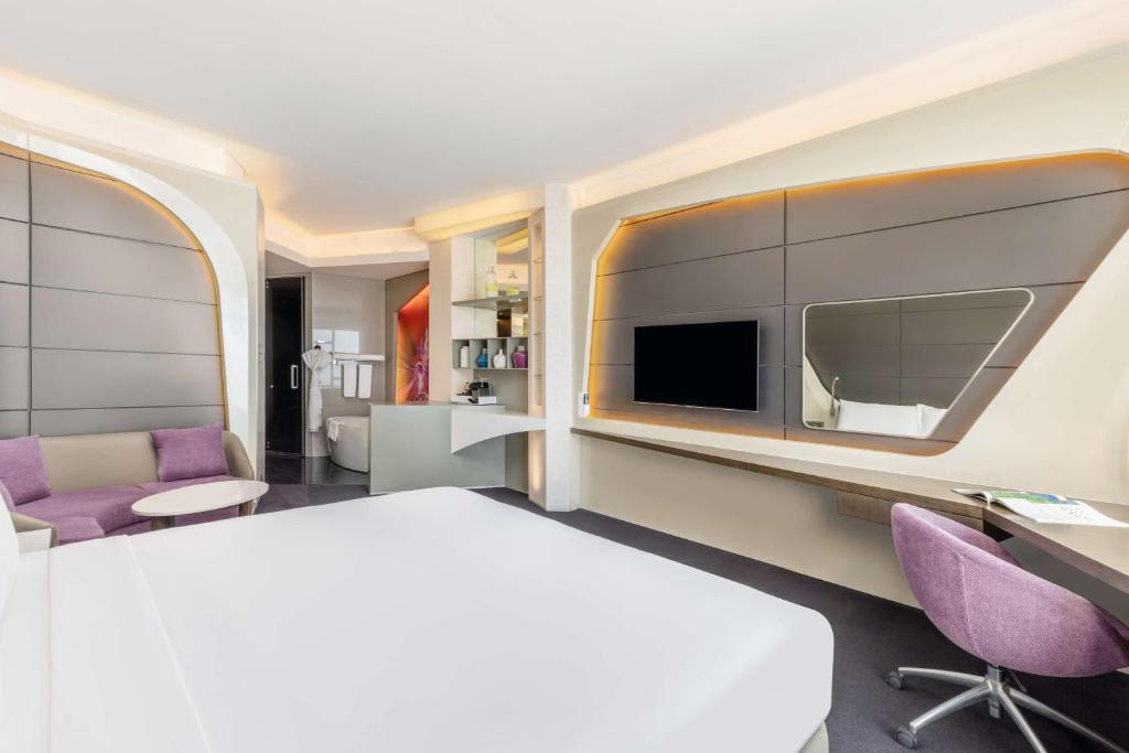 King Deluxe Room with Canal View - Image 2