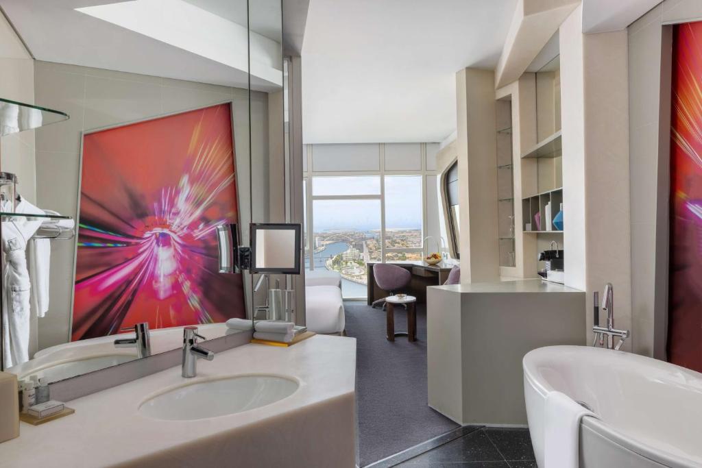 King Deluxe Room with Canal View - Image 3