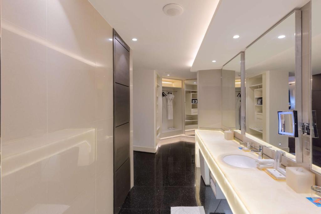 King Mega Suite - Image 1
