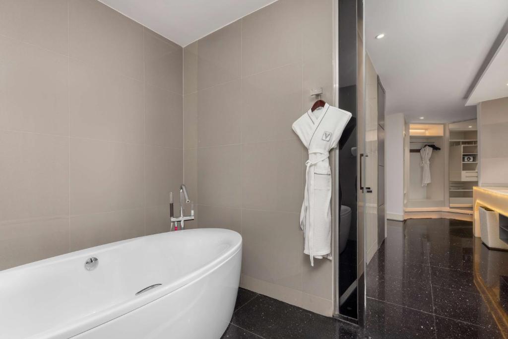 King Mega Suite - Image 6