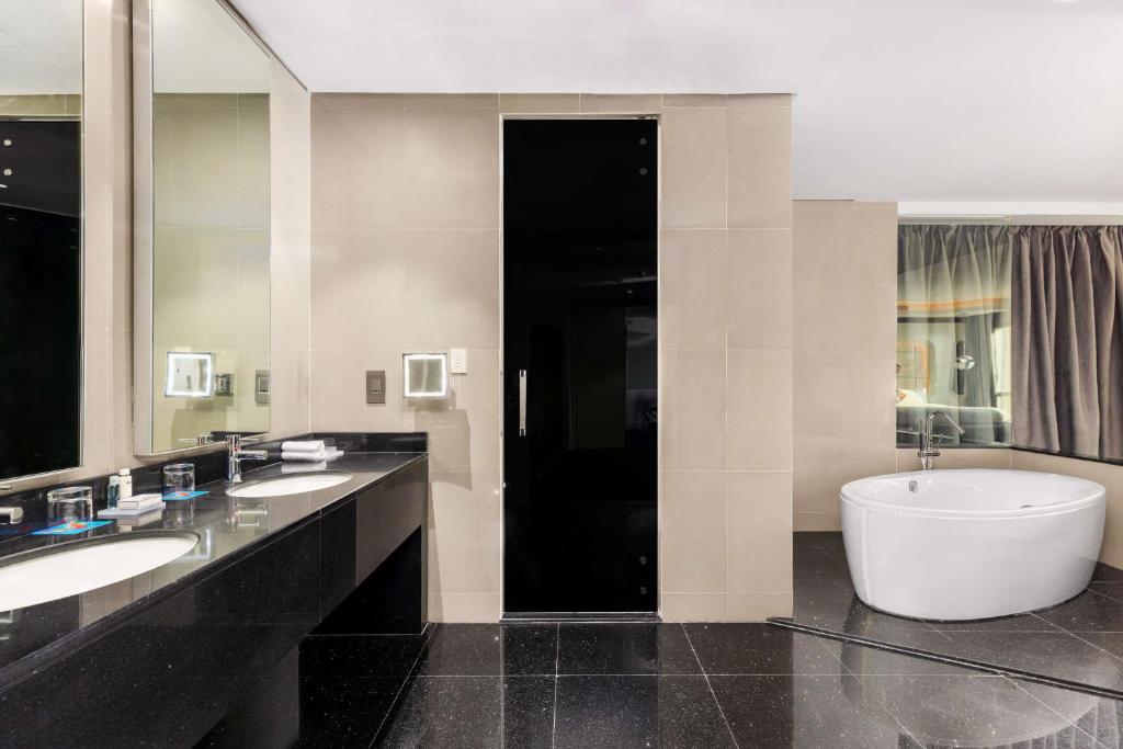 King Vibrant Suite - Image 5