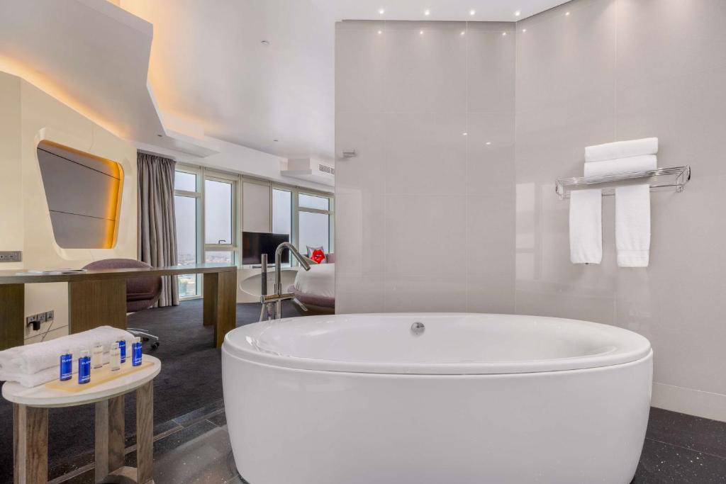 Round Bed Deluxe Suite - Image 3