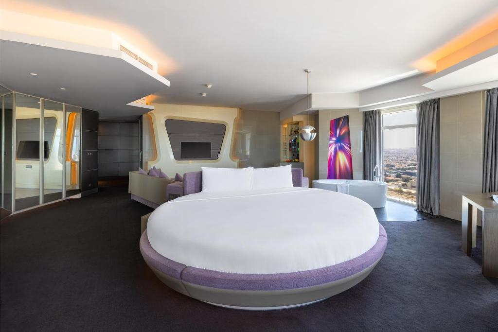 Round Bed Valor Suite - Image 1