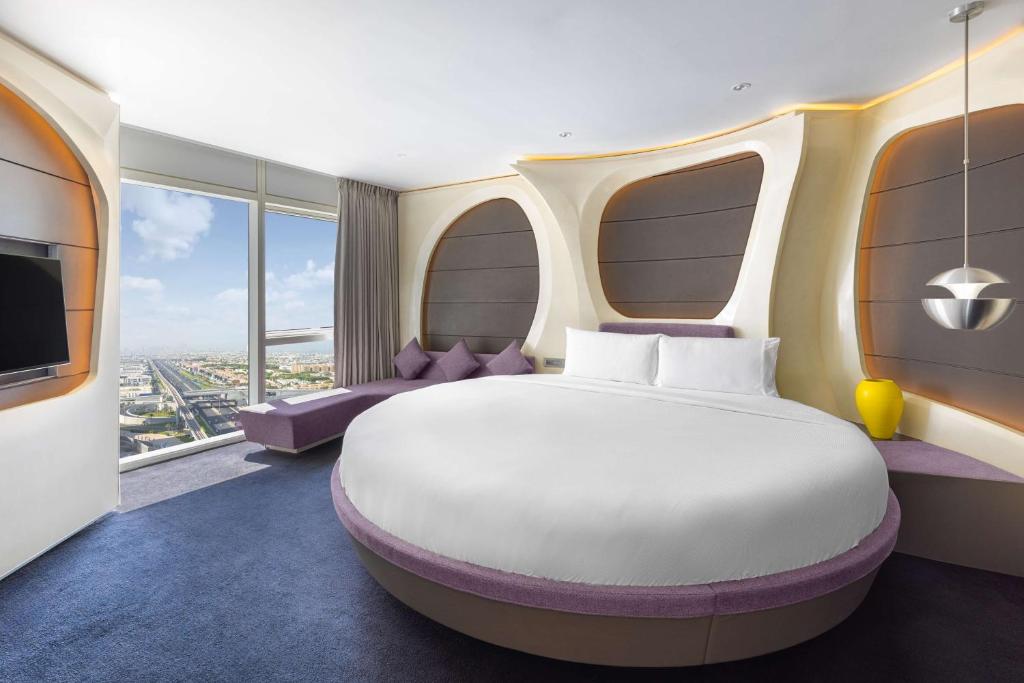 Round Bed Vantage Suite - Image 1