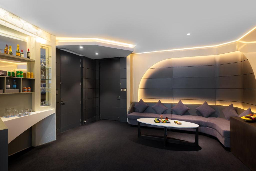 Round Bed Vantage Suite - Image 3