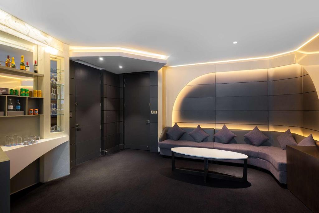 Round Bed Vantage Suite - Image 4