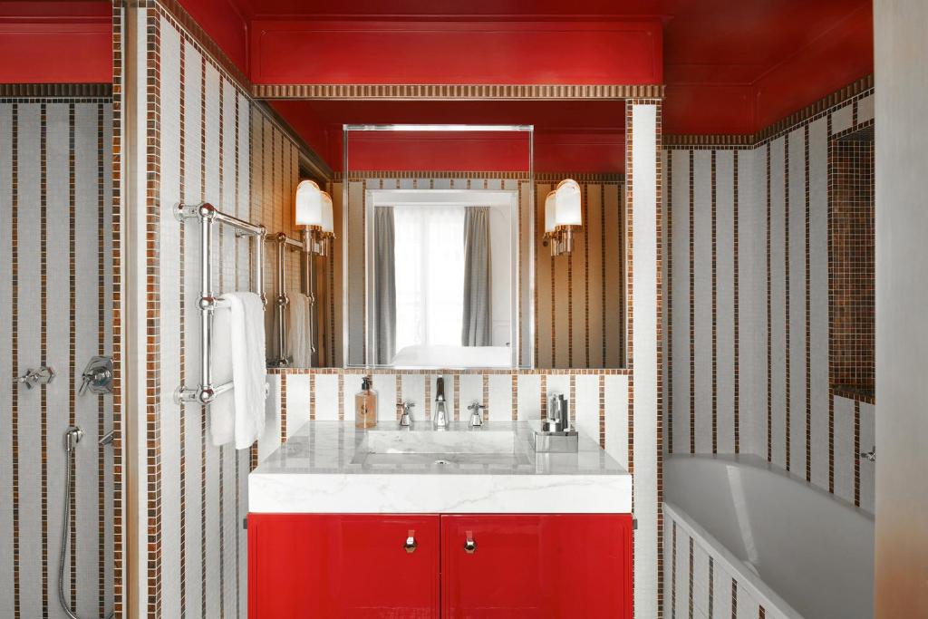 Deluxe Suite - Image 3