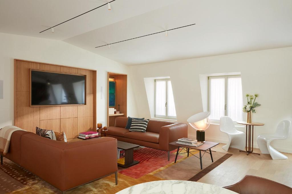 Executive Suite - Image 9