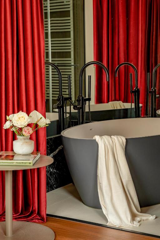 Deluxe Extra Room with Balcony - Image 12