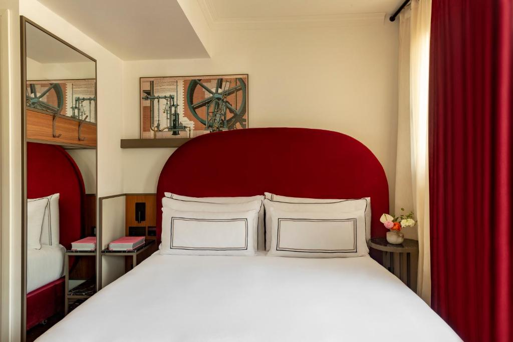 Deluxe Extra Room with Balcony - Image 5