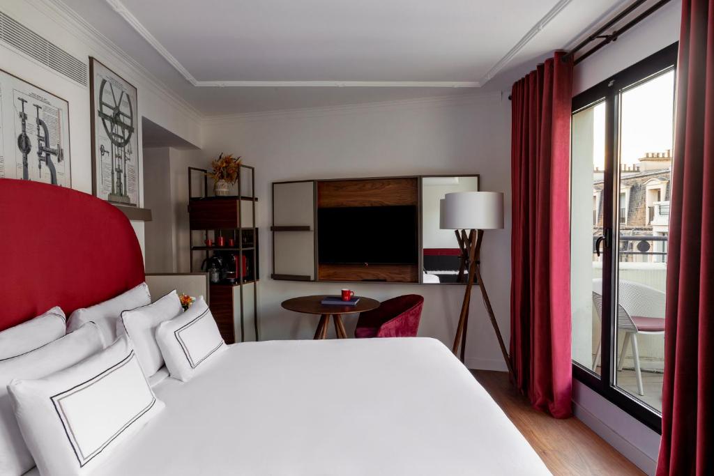 Deluxe Extra Room with Balcony - Image 8