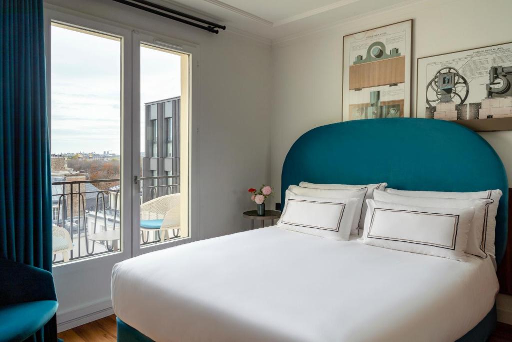 Deluxe Extra Room with Balcony - Image 9