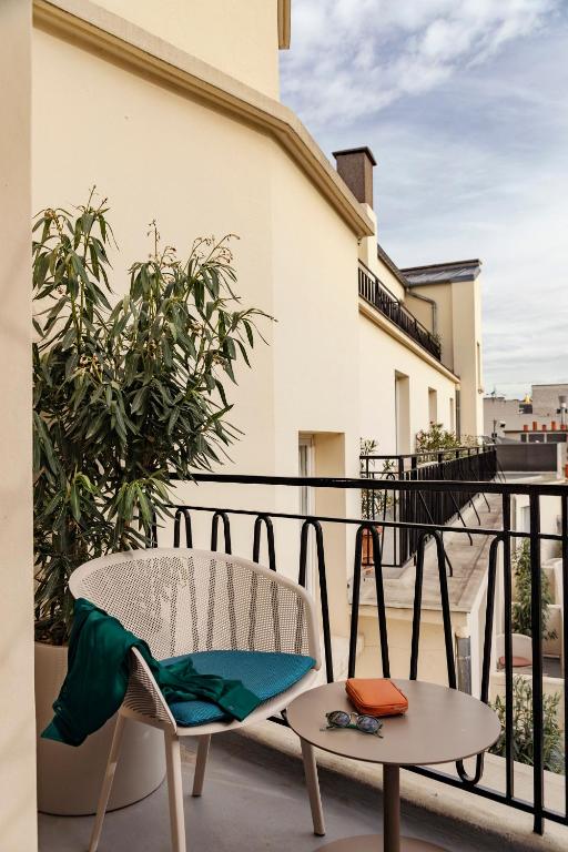 Deluxe Room with Balcony - Image 11