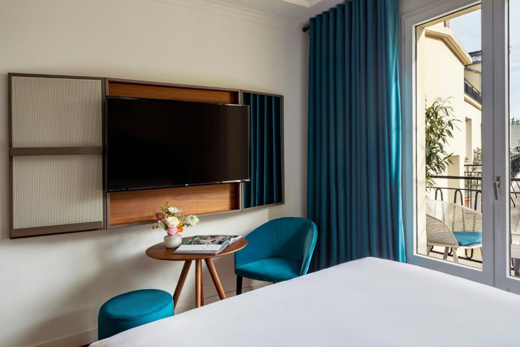 Deluxe Room with Balcony - Image 5