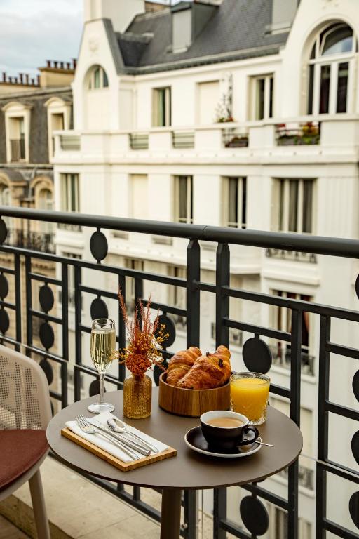 Deluxe Room with Balcony - Image 9