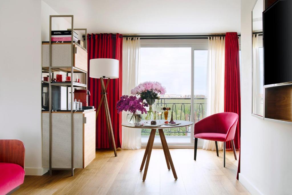 Grand Suite Eiffel with Balcony - Image 3