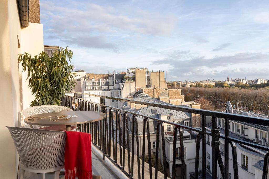 Grand Suite with Balcony - Image 4