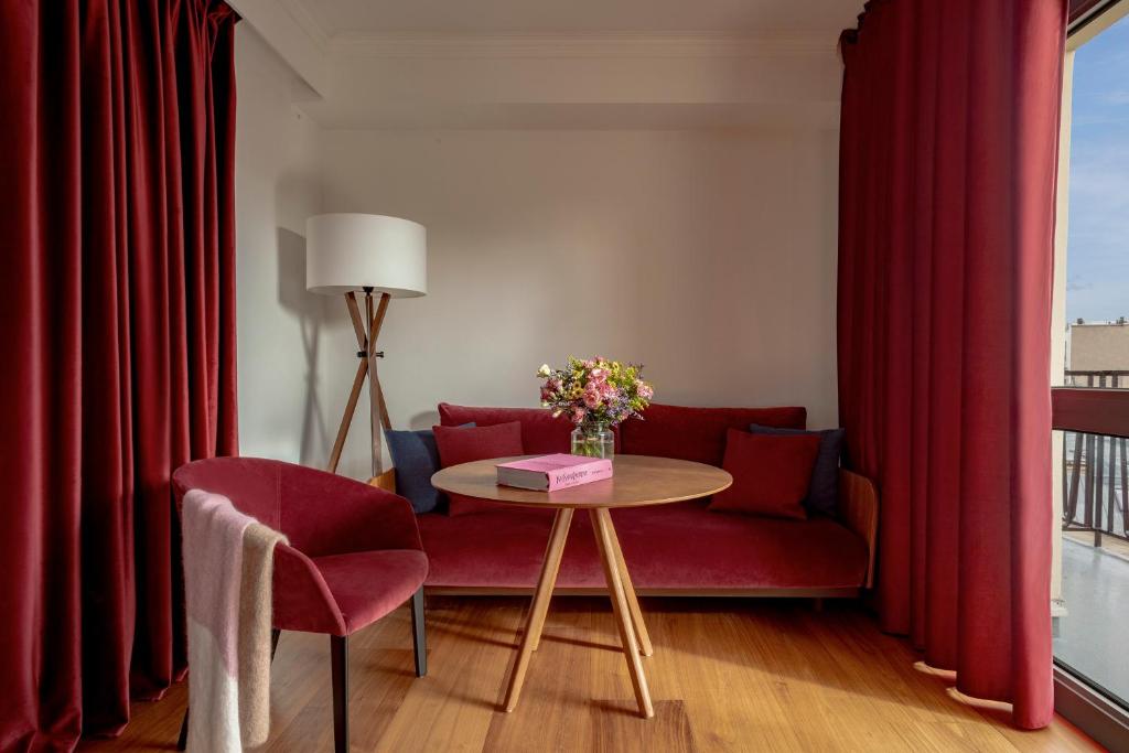 Grand Suite with Balcony - Image 5