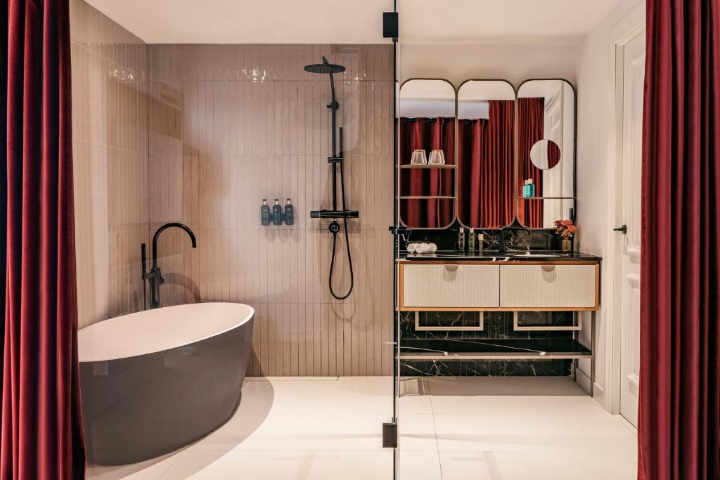 Grand Suite with Balcony - Image 6
