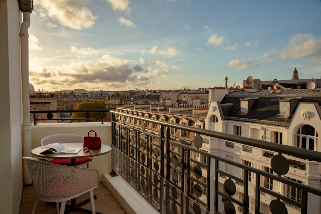 Suite with Balcony - Image 10