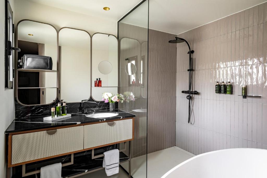 Suite with Balcony - Image 12