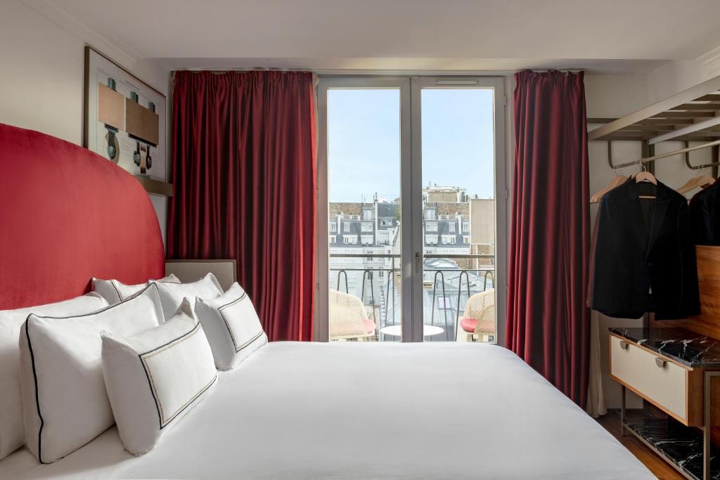 Suite with Balcony - Image 9
