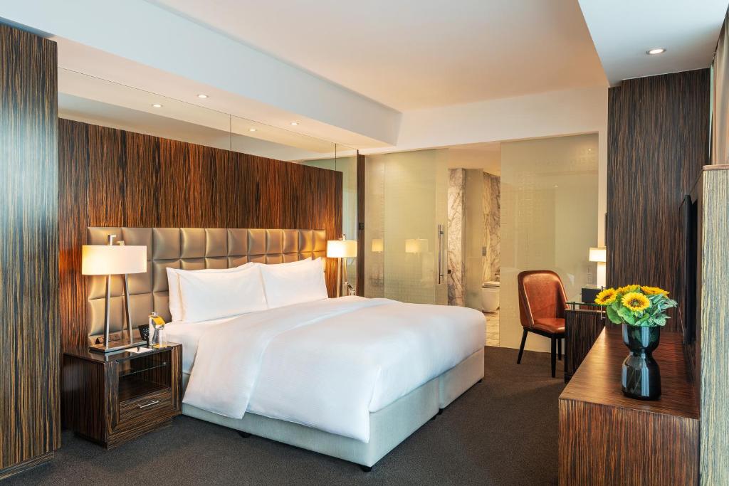 Deluxe Corner King Room - Image 3