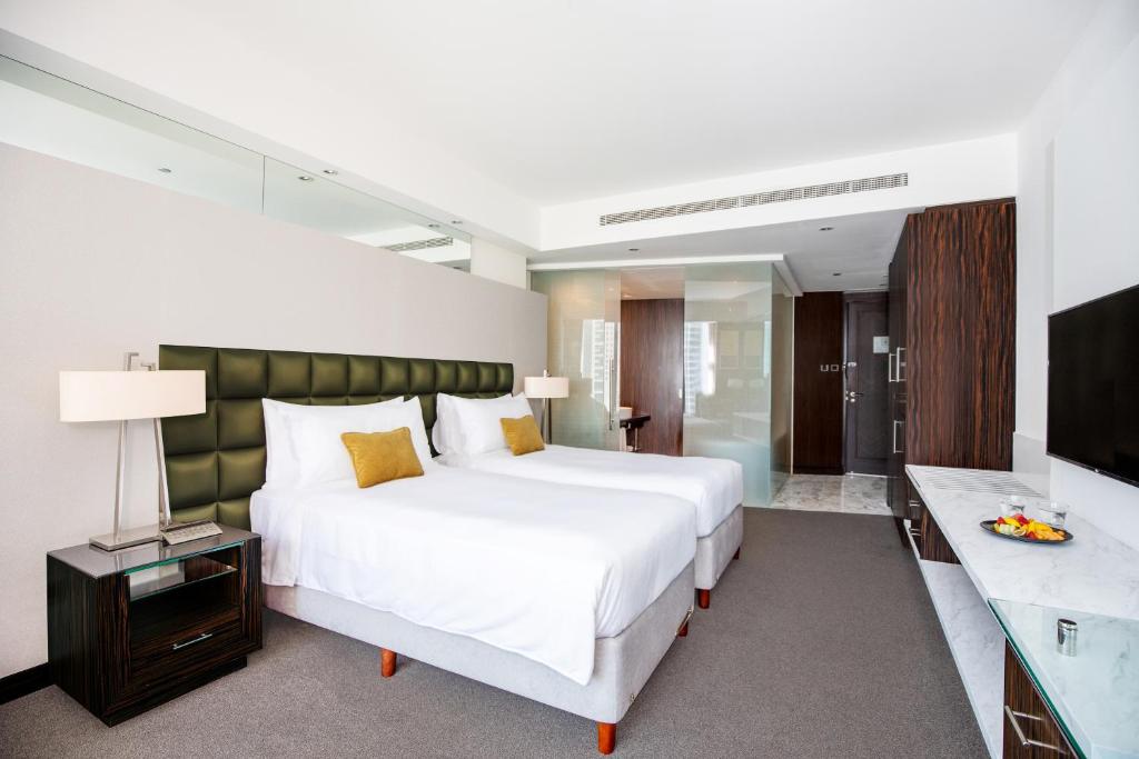 Premium Twin Room with View - High Floor - Image 2