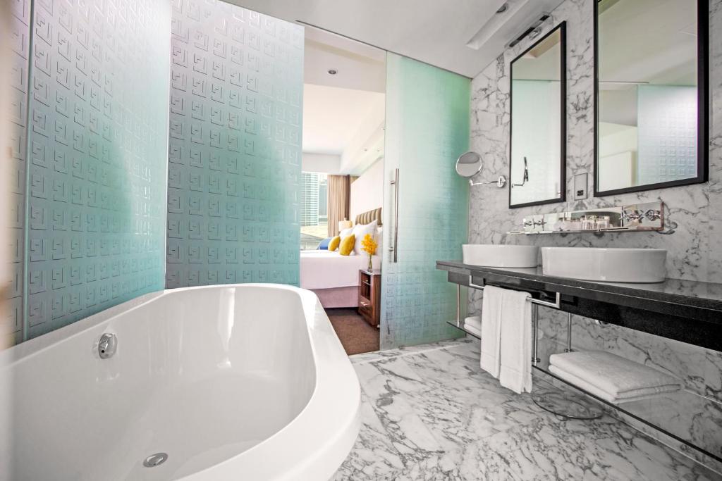 Premium Twin Room with View - High Floor - Image 3